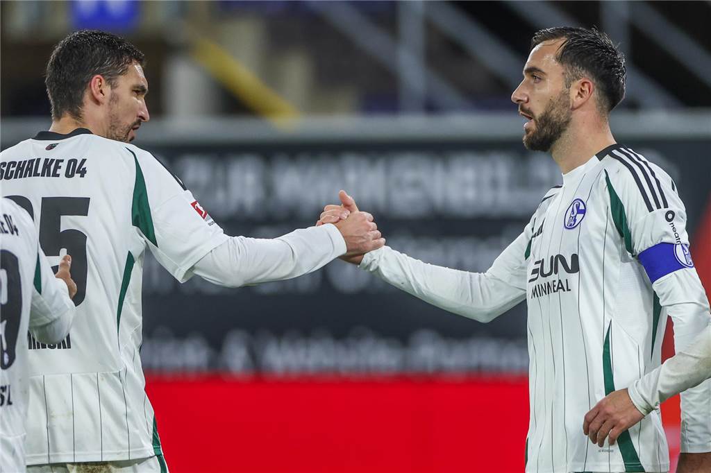 „Alleine kann ich das definitiv nicht schultern“ 06.12.2024, Fussball, Saison 2024/2025, 2. Bundesliga, 15. Spieltag, SC Paderborn 07 - FC Schalke 04, v. l. Marcin Kaminski (FC Schalke 04) und Kenan Karaman (FC Schalke 04) jubeln.