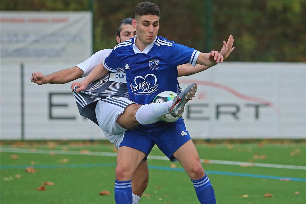 Kenan Kastali, hier im November 2021 für den SV Wacker Obercastrop am Ball, hat sich dem VfB Westhofen angeschlossen.