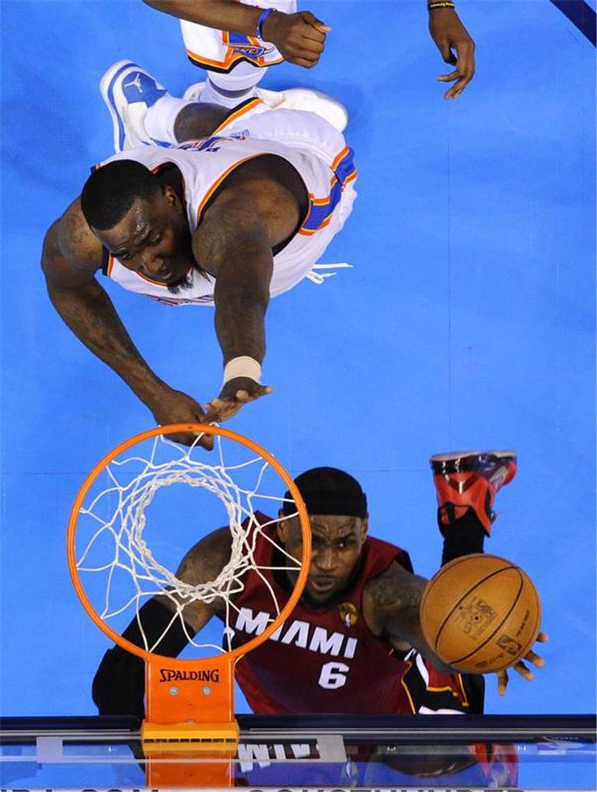 NBA-Finale: Oklahoma führt dank Geduld und Durant Kendrick Perkins versucht LeBron James zu blocken. Foto: Larry W. Smith