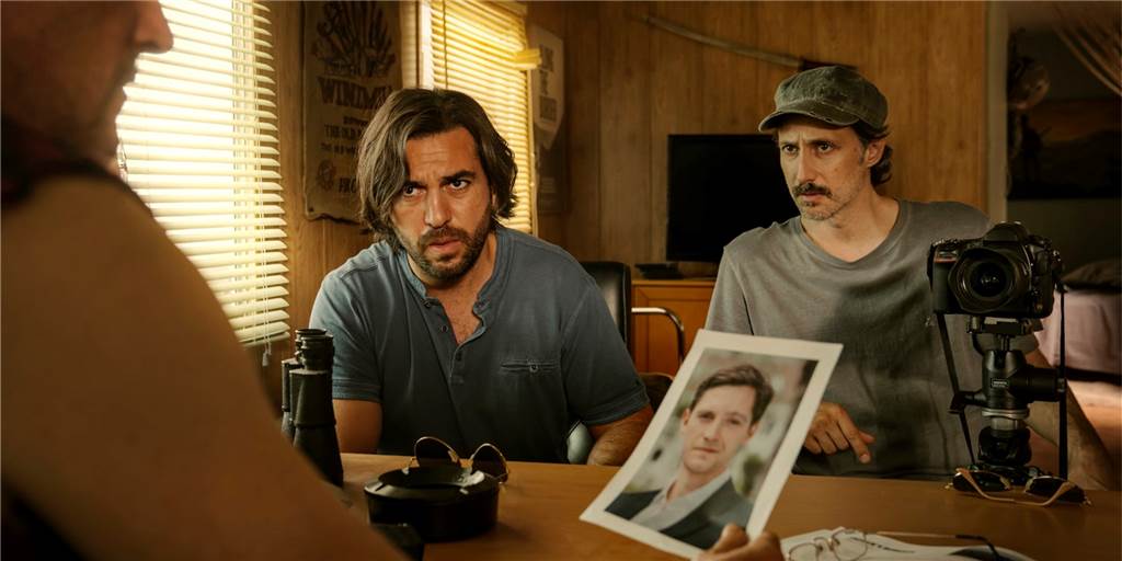 Kennen Sie den hier? Journalist Juan Romero (Elyas M’Barek) und sein Fotograf (Michael Ostrowski, r.) sind nach Amerika geflogen und befragen einen Mann, ob er je Kontakt zum Star-Reporter des „Spiegel“ hatte.