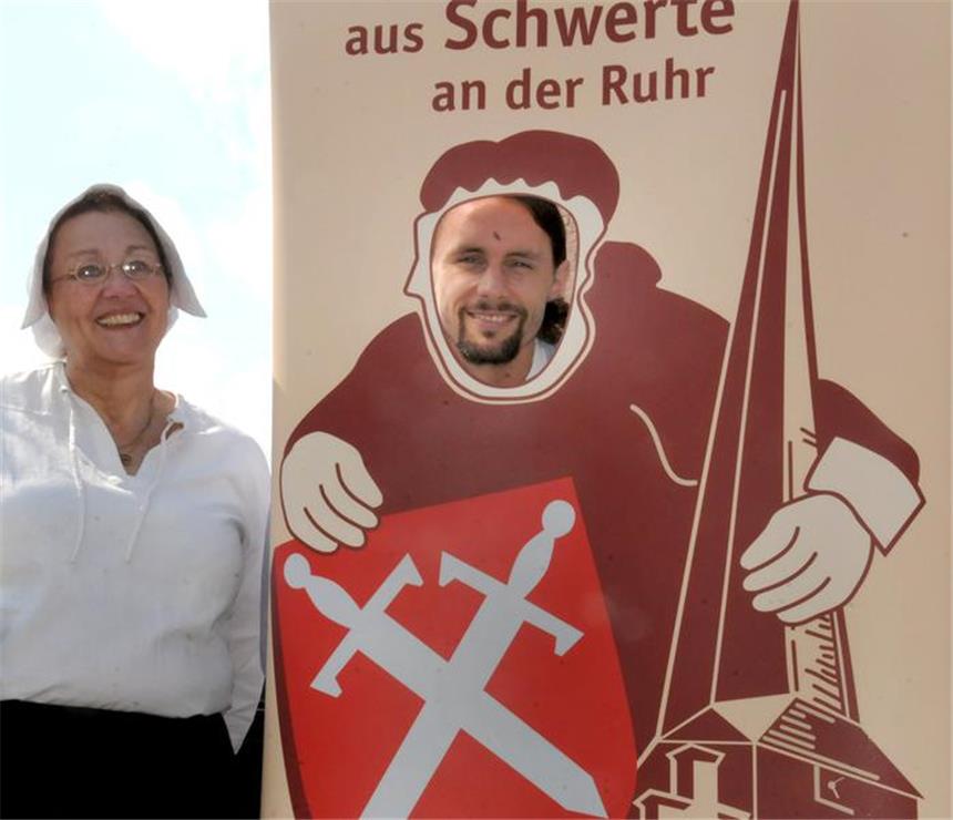 Geisecke feiert großes Fest für die Subotic-Stiftung Kennen Sie diese Pannekaukenfrau? BVB-Star Neven Subotic ließ sich nicht lange bitten, durch das Fotoposter von Jutta Kriesten zu schauen. "Darauf habe ich schon lange gewartet", sagte er schmunzelnd.