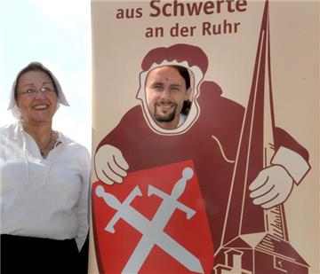 Kennen Sie diese Pannekaukenfrau? BVB-Star Neven Subotic ließ sich nicht lange bitten, durch das Fotoposter von Jutta Kriesten zu schauen. "Darauf habe ich schon lange gewartet", sagte er schmunzelnd.