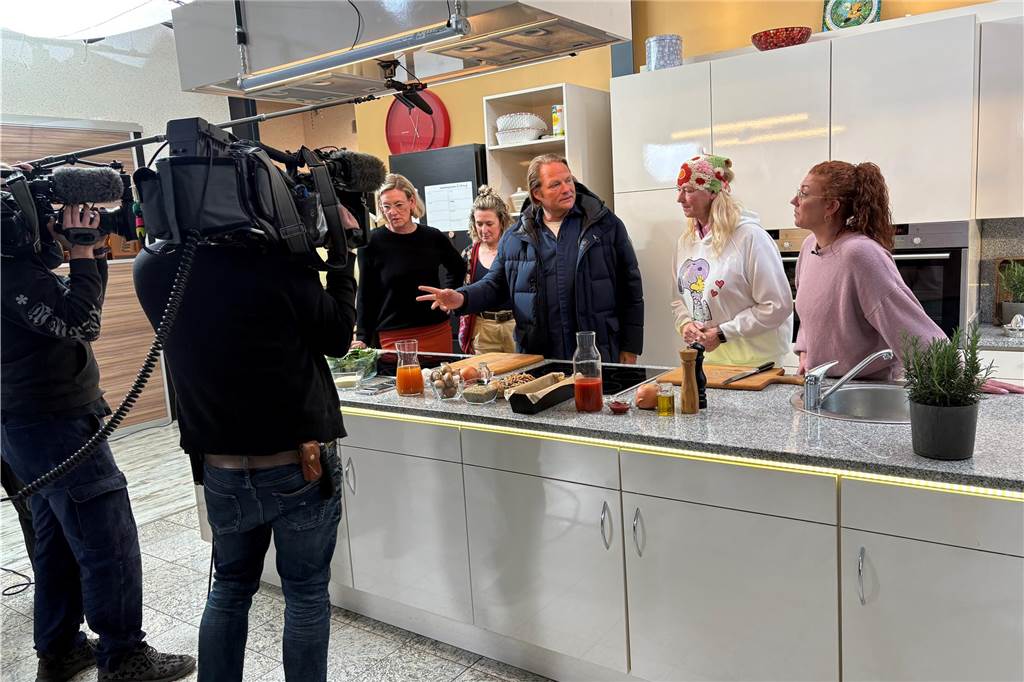 Wenn der Promikoch kocht: Björn Freitag zum Dreh in Legden und Ahaus Kennenlernen vor der Kamera: Björn Freitag begrüßt Gaby Blömer (2.v.r.) und die Vertreter des Kompass-Teams in der Küche der Einrichtung in Ahaus.