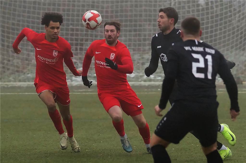 Spielabbruch nach 55 Minuten: Keine Sicht mehr bei RW Unna Kennet Suckert und Marco Köhler (2.v.l.) sind sich in dieser Szene uneinig.