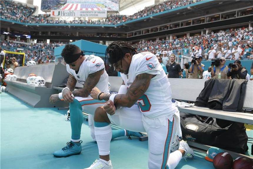 Hymnen-Proteste in der NFL setzen sich fort Kenny Stills (l) und Albert Wilson von den Miami Dolphins knien während der Nationalhymne. Foto: Wilfredo Lee
