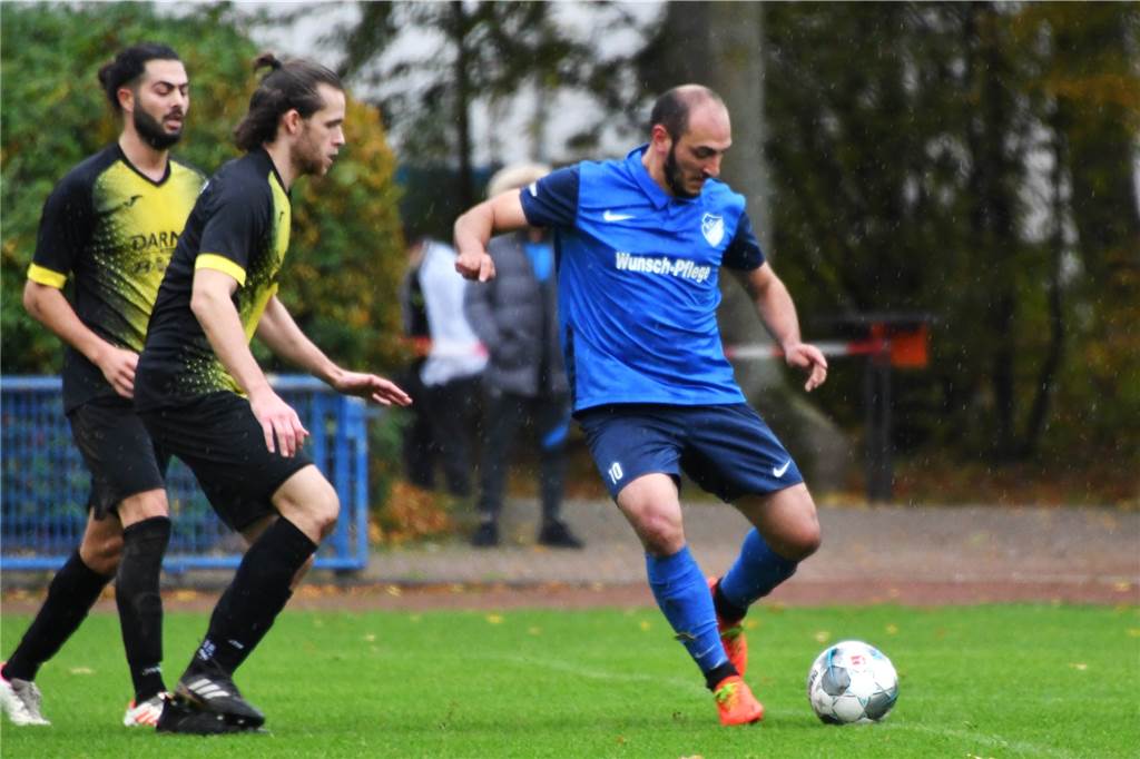 FC Frohlinde verliert Spieler im Doppelpack nach kurzem Gastspiel an Bezirksligisten Kerem Kalan (am Ball) war erst im Sommer 2020 vom TuS Rahm zum FC Frohlinde gekommen - und verabschiedet sich jetzt Richtung Huckarde.