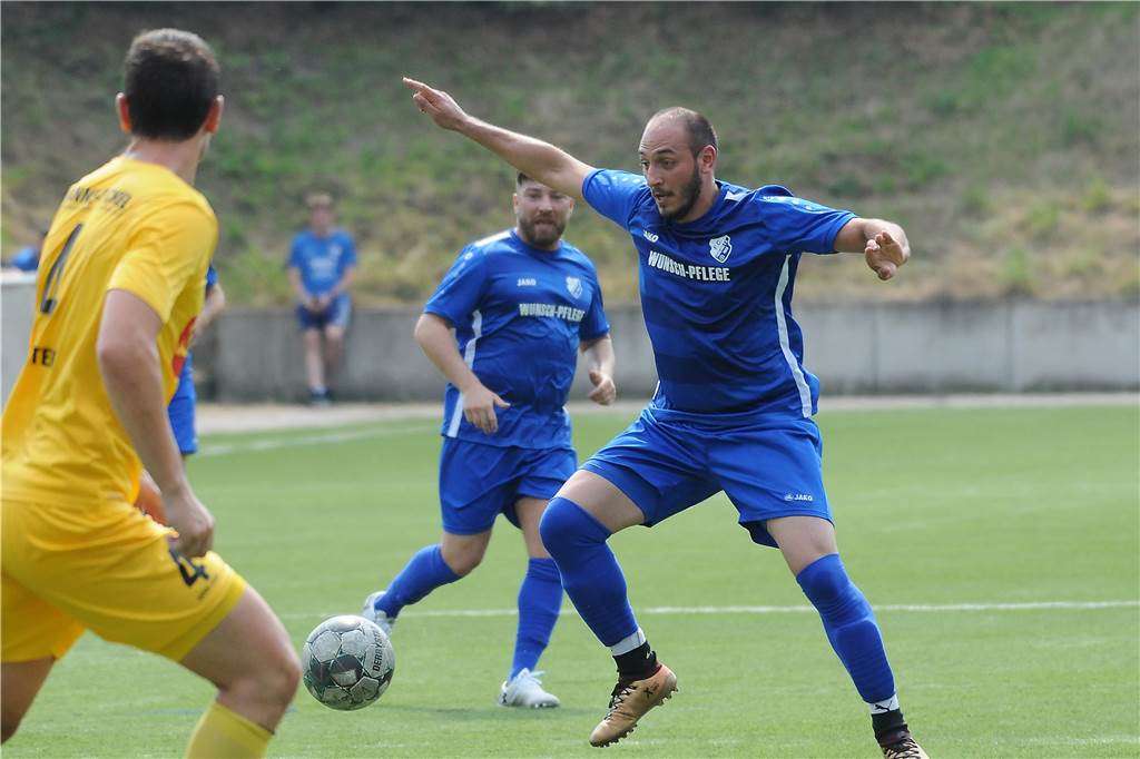 Einst Profi-Fußballer, dann Sportinvalide und jetzt in der Bezirksliga gelandet Kerem Kalan (am Ball) wird kommende Spielzeit in Huckarde wirbeln.