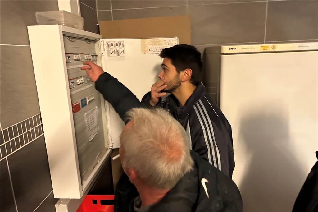 BV Brambauer gegen VfB Lünen ist abgesagt: Flutlicht fällt immer wieder aus Kerem Özcan, Spieler des BV Brambauer, war involviert als es darum ging, das Flutlicht wieder in Gang zu bringen.