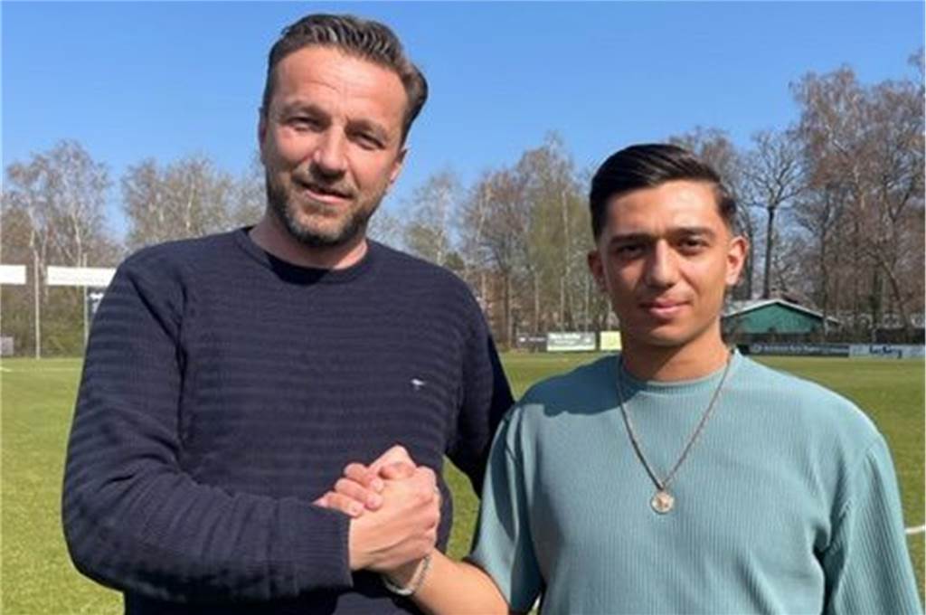 ASC 09 Dortmund gelingt Transfer-Coup: Neuzugang hatte Angebot aus der Regionalliga Kerem Sengün (r.) mit Aplerbecks Sportlichem Leiter Samir Habibovic (l.).