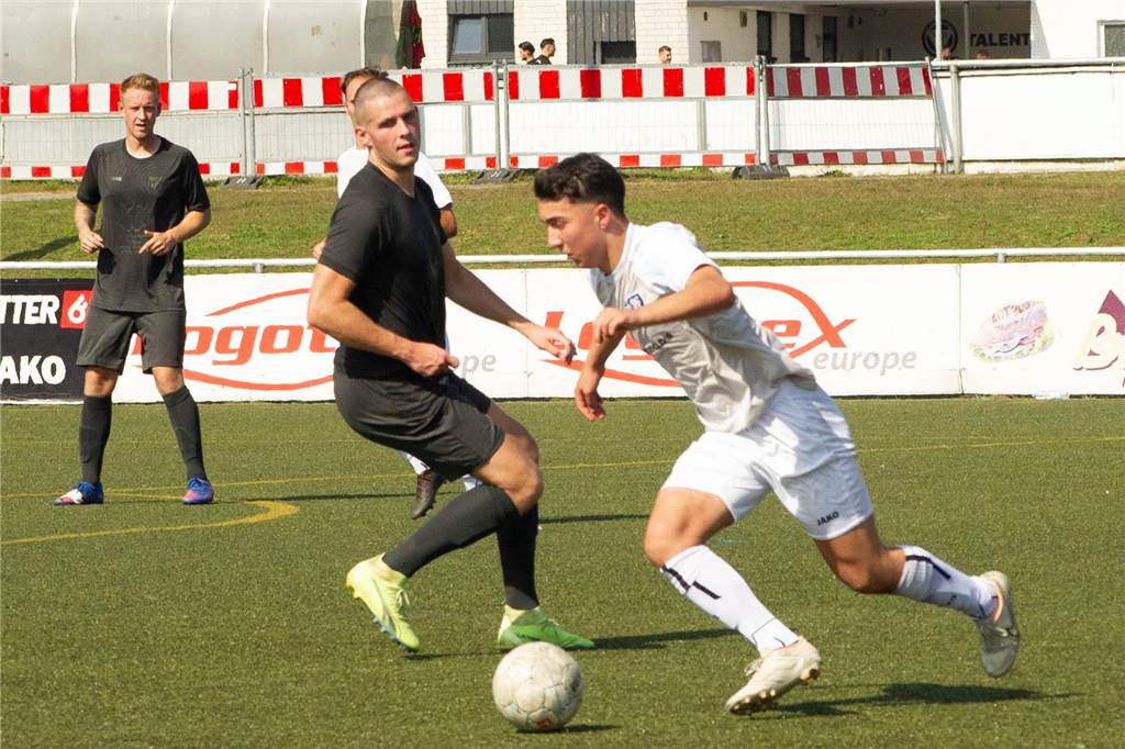 Genclikspor verstärkt sich doppelt: Ein Neuzugang mit Westfalenliga-Erfahrung vom TuS Haltern Kerim Cakalli (r.) half einige Male in der zweiten Mannschaft des TuS Haltern am See aus, doch schon da konnte er kaum trainieren. Nachdem Verein und Spieler getrennte Wege gingen, wechselt der 19-Jährige nun zu Genclikspor Recklinghausen.