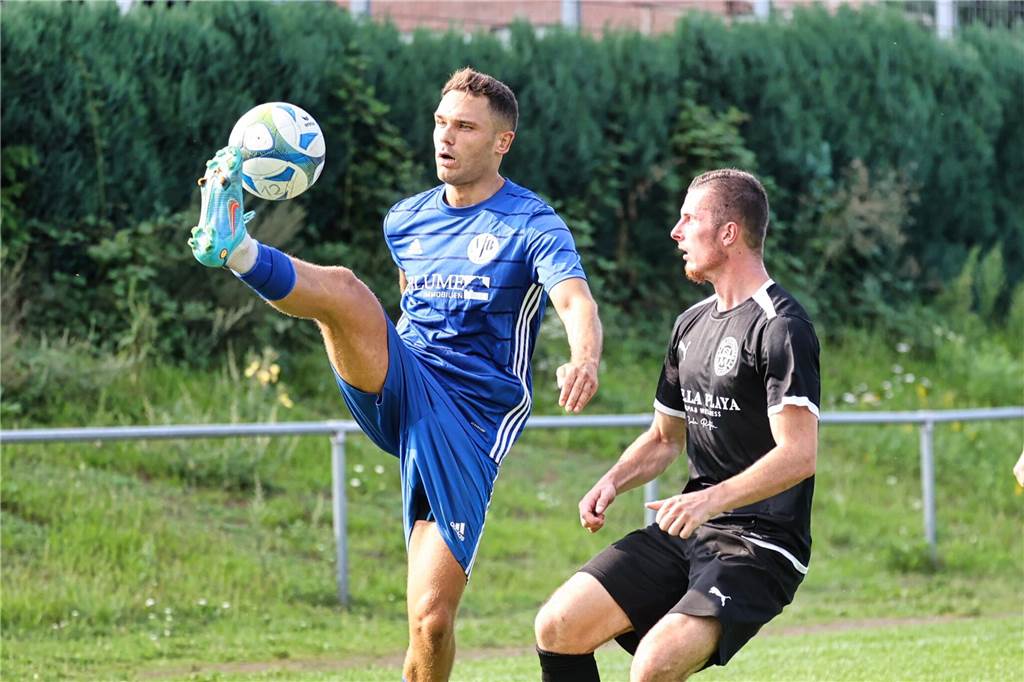Kerim König (l) vom VfB Habinghorst hat einen Hattrick erzielt.