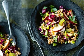 Kernig und herzhaft schmeckt dieser Dinkel-Apfel Salat mit Walnüssen. Foto: Wolfgang Schardt/Becker Joest Volk Verlag