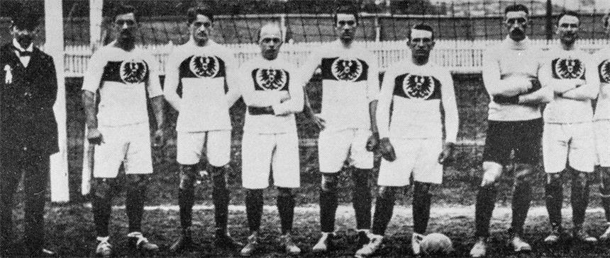 Teil 5: Erste DFB-Geschäftsstelle in Dortmund Kernige Burschen anfangs des 20. Jahrhunderts: Die Fußballer in schmucken Trikots warten auf den Anpfiff.