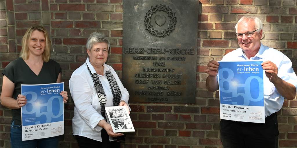 Kerstin Kretschmann und Barbara Gober (beide vom Gemeindeausschuss) und Pfarrer Martin Peters freuen sich auf die Kirchweihe.