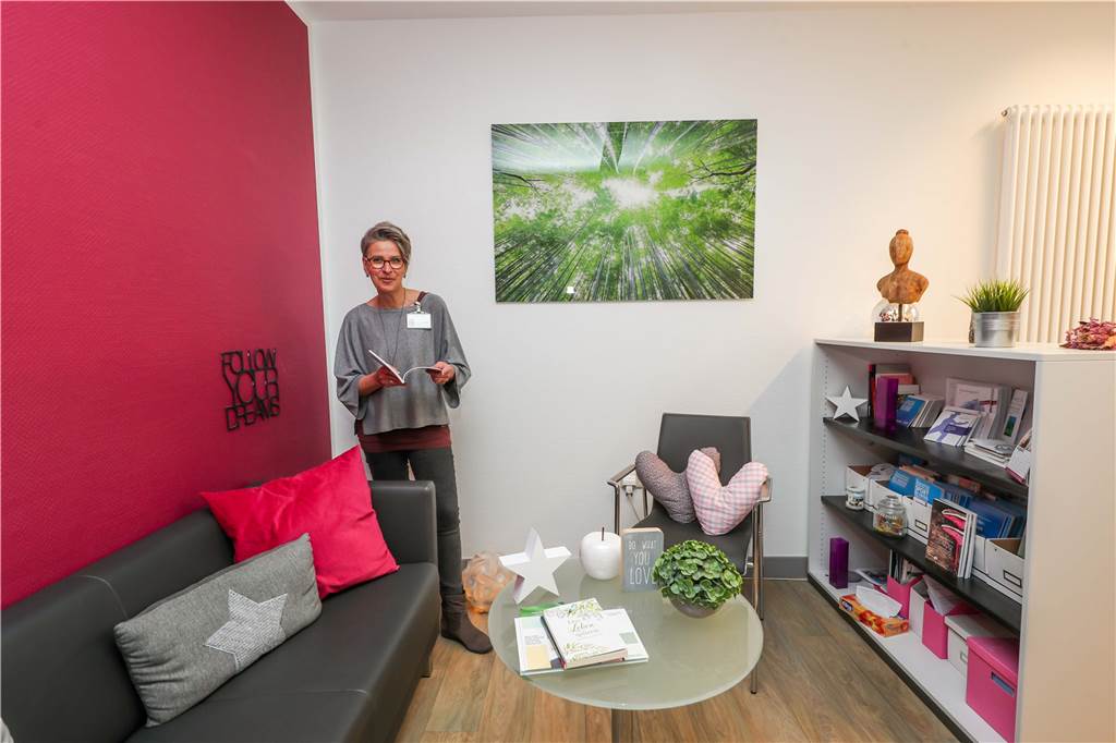 Tag und Nacht an der Seite der Patienten Kerstin Pewny-Angelakis ist eine sogenannte Breast Care Nurse. Sie ist eine speziell ausgebildete Gesundheits- und Krankenpflegerin für Frauen, die an Brustkrebs erkrankt sind und steht den Patientinnen jederzeit zur Seite. Foto: Schütze