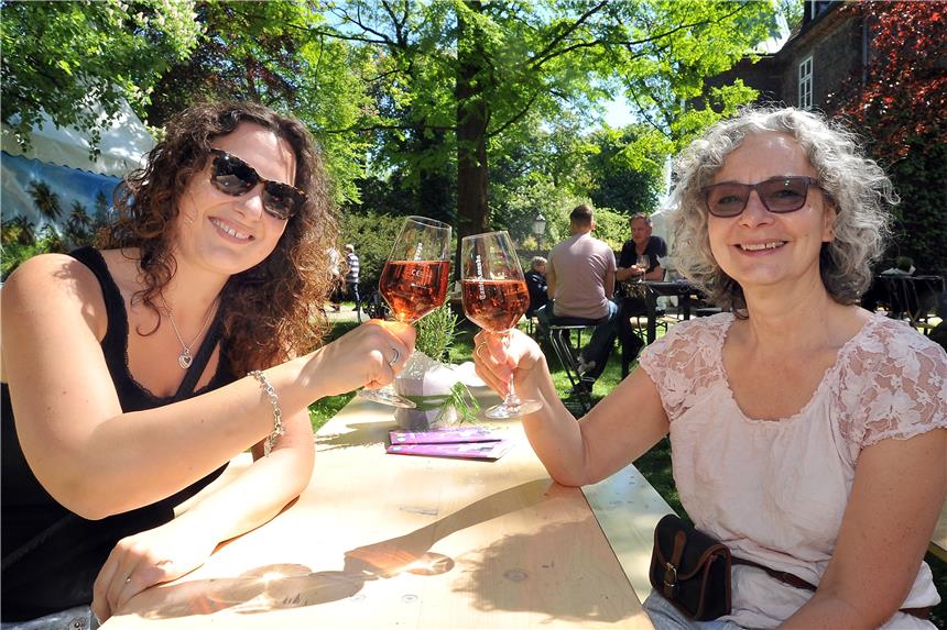 Spanisches Flair und altbewährte Klassiker Kerstin Schwind (l.) und Mutter Ute Schwind stießen am Samstag auf dem Weinfest an.
