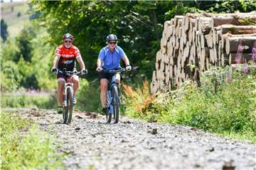 Kerstin und Guido König mit ihren Rädern unterwegs in der Rhön. Foto: Matthias Merz