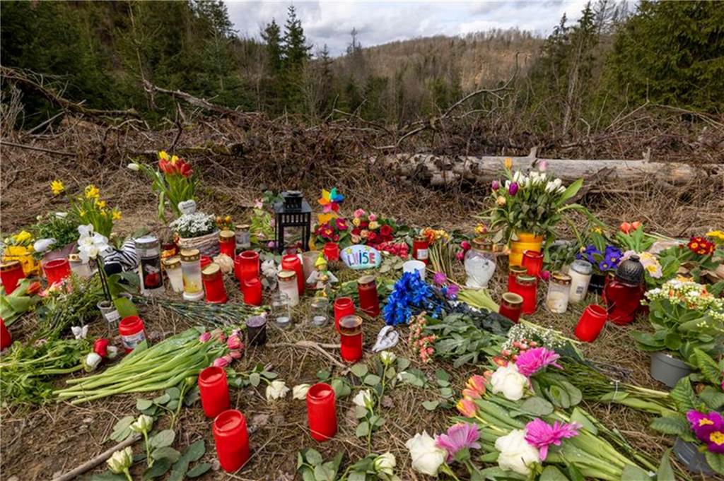 Fall der getöteten Luise (12) aus Freudenberg: Alle Entwicklungen im Überblick Kerzen, Blumen und Kuscheltiere liegen an der Stelle im Wald.