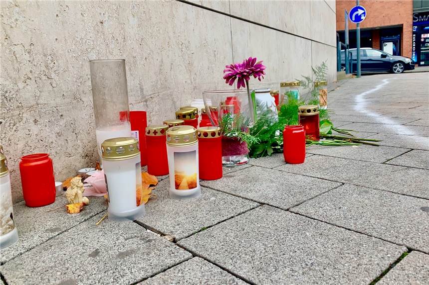 Video von tödlicher Messerattacke in Hörde: Polizei sucht wichtige Zeugen Kerzen erinnern an die Stelle, an der es zu dem tödlichen Streit kam.