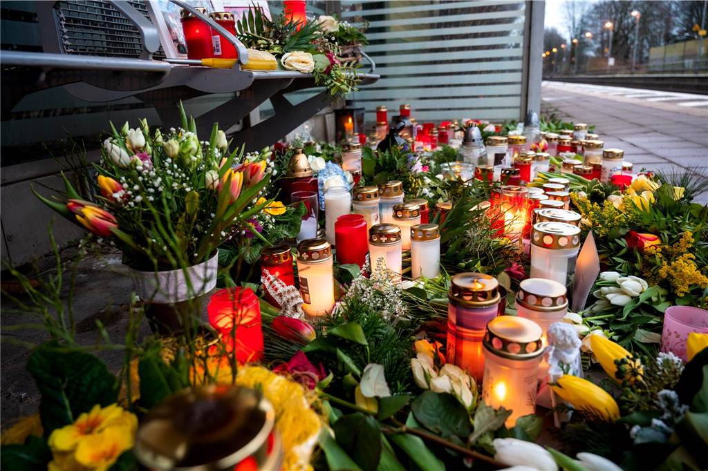 Nach tödlicher Messerattacke von Brokstedt: Anklage gegen Ibrahim A. erhoben Kerzen und Blumen stehen und liegen im Bahnhof Brokstedt in einem Wartehäuschen.