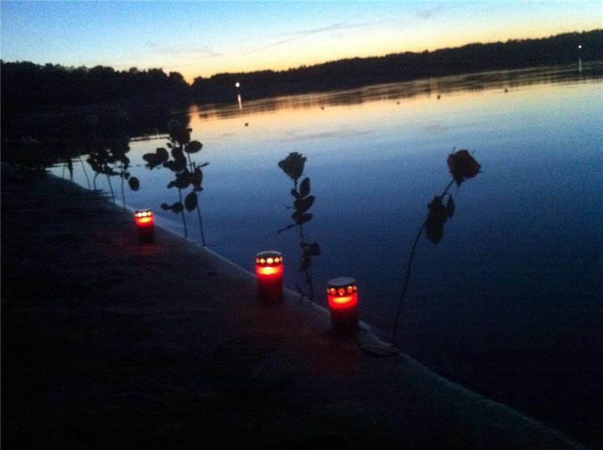Nach Badeunfall: Obduktions-Ergebnis liegt vor Kerzen und Rosen stehen zum Gedenken am Silbersee.