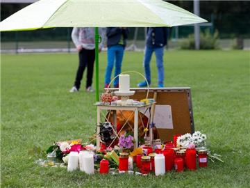 Kerzen und Trauerbekundungen für den 16-jährigen Schüler, der nach dem Sportunfall seinen schweren Verletzungen erlag. Foto: Friso Gentsch