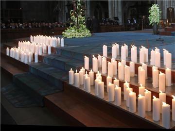 Kerzen vor Trauerfeier für die Germanwings-Opfer im Kölner Dom. Foto: O. Berg