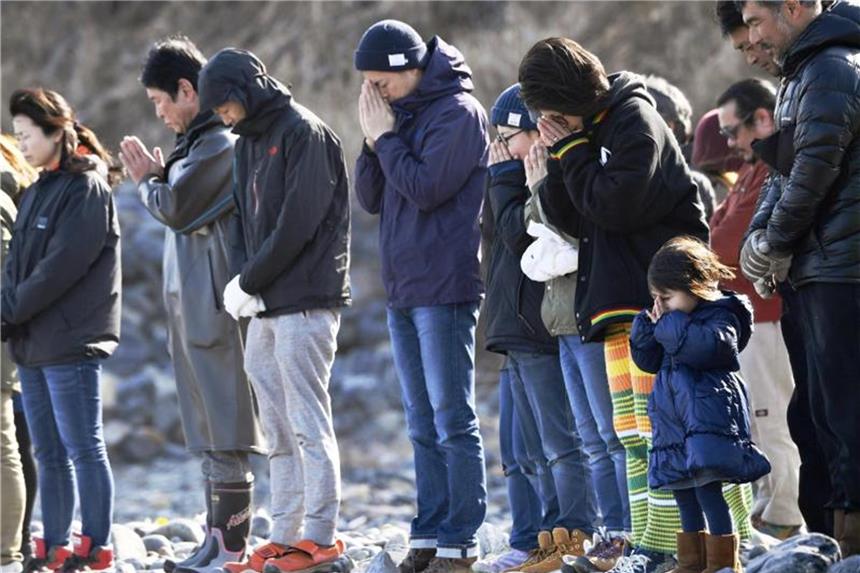 Japan gedenkt der Opfer der Tsunami-Katastrophe 2011 Kesenuma: Menschen gedenken am Strand der Opfer der Tsunami-Katastrophe von 2011. Foto: Iori Sagisawa/Kyodo News/AP