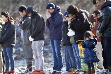Kesenuma: Menschen gedenken am Strand der Opfer der Tsunami-Katastrophe von 2011. Foto: Iori Sagisawa/Kyodo News/AP