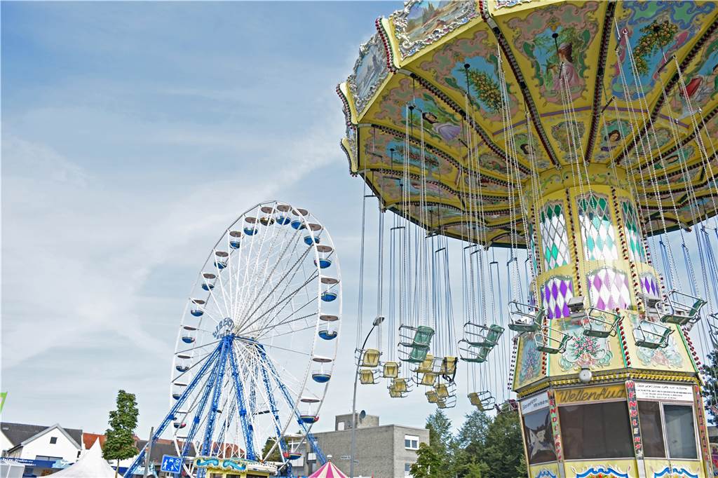 Von Kirmes-Klaus zu Rummel-Jan: Organisation des Vredener Volksfests liegt in neuen Händen Kettenkarussell und Riesenrad auf der Vredener Kirmes