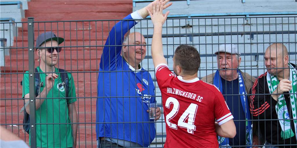 HSC-Keeper Kevin Beinsen verletzt sich - und verkündet offiziell seinen Abgang im Sommer Kevin Beinsen wurde nach dem Sieg in Herne von den mitgereisten HSC-Fans gefeiert, die sich gleich nach der Schulter des Torwarts erkundigten.