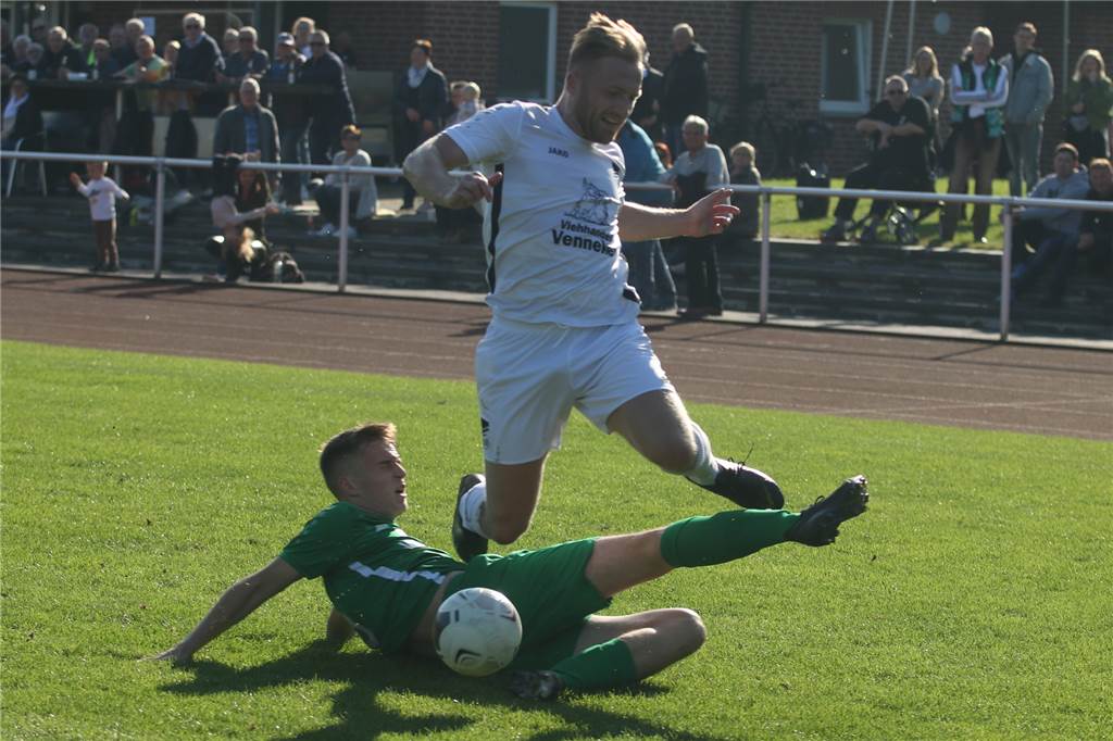 Zwei verschiedene Halbzeiten: Zwischen FC Nordkirchen und SuS Olfen ist nur das Ergebnis deutlich Kevin Bluschke (l.) grätscht Daniel von der Ley (r.) ab.