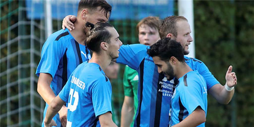 Brünninghausens Brümmer muss Versprechen einlösen: „Ich hoffe, die Jungs haben das vergessen“ Kevin Brümmer vom FC Brünnninghausen (r.) muss noch ein Versprechen einlösen.