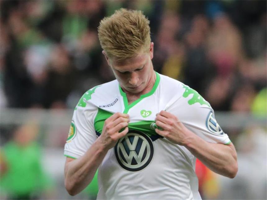 Wolfsburger Pokaltriumph für toten Malanda Kevin De Bruyne bejubelt sein Tor und deutet auf ein grünes Herz, in Gedenken an Junior Malanda. Foto: Michael Kappeler