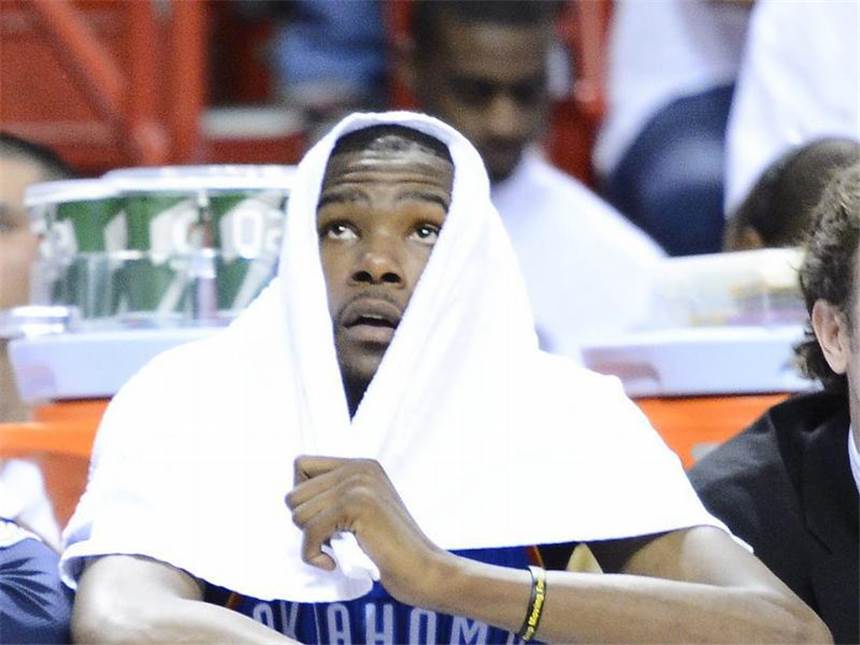 LeBron James am Ziel: NBA-Meister mit Miami Kevin Durant erlebt die letzten Sekunden der Niederlage gegen Miami von der Bank aus. Foto: Larry W. Smith