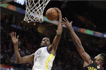 Kevin Durant (l) erzielte 43 Punkte für die Golden State Warriors. Foto: Tony Dejak/AP