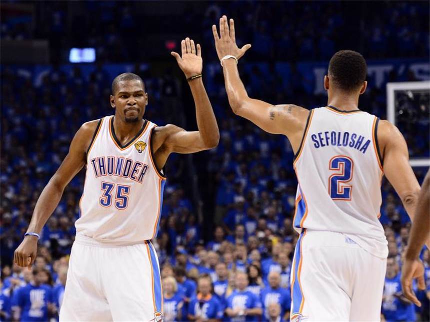 NBA-Finale: Oklahoma führt dank Geduld und Durant Kevin Durant (l) klatscht mit seinem Teamkollegen Thabo Sefolosha von Oklahoma City Thunder ab. Foto: Larry W. Smith