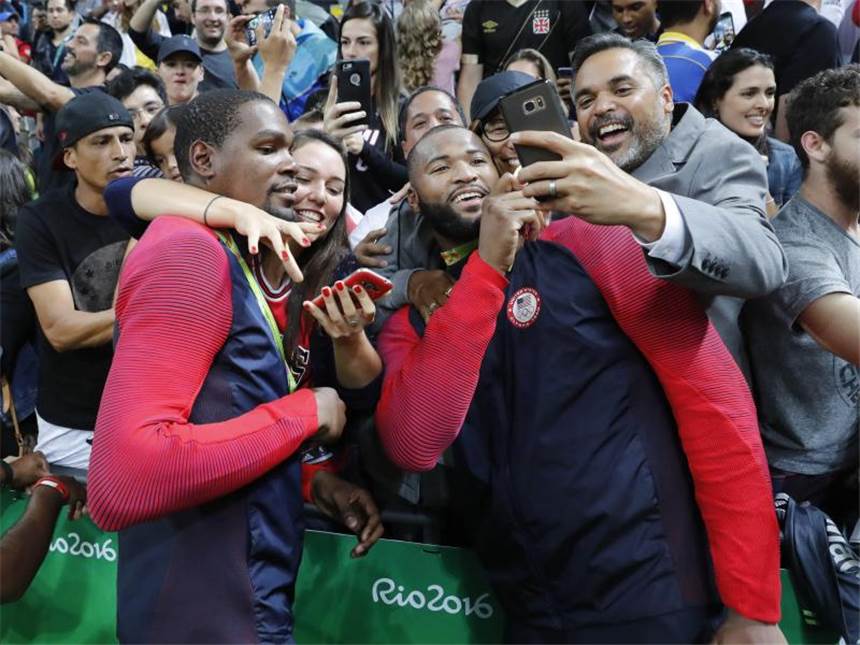 Dream-Team-Nachfolger der USA schocken Basketball-Welt Kevin Durant (l.) und DeMarcus Cousins (r.) machen die Fans mit einem Foto glücklich. Foto. Jorge Zapata Foto: Jorge Zapata