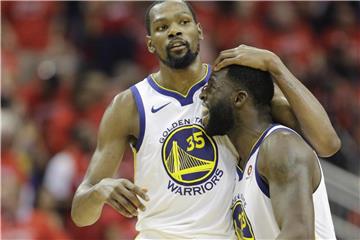 Kevin Durant (l) und Draymond Green freuen sich über den Finaleinzug. Foto: David J. Phillip