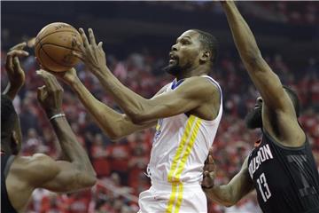 Kevin Durant (M.) kam beim Sieg in Houston auf 37 Punkte. Foto: Eric Gay/AP