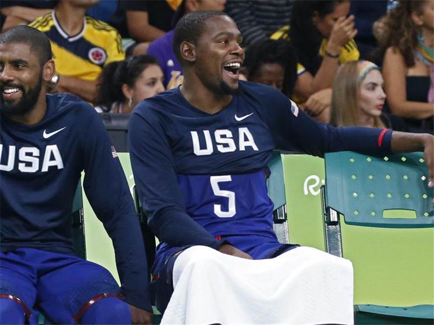 «KD ist einfach KD»: Superstar Durant glänzt auf Rio-Bühne Kevin Durant (r.) war gegen China mit 25 Punkten bester Werfer. Foto: Larry W. Smith
