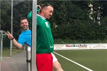 Kevin Ewers (hinten) und Eiko Prins trainieren zusammen die zweite Mannschaft von Grün-Weiß Kley. 