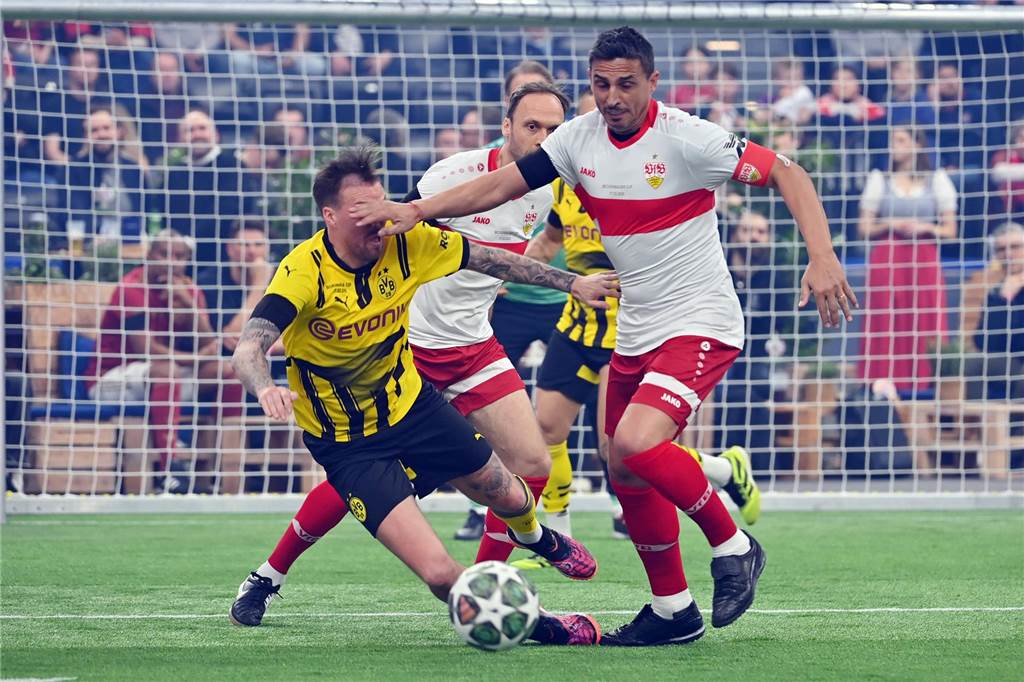 Kevin Großkreutz zaubert bei Legenden-Turnier: Arjen Robben machte es wie in Wembley 2012 Kevin Großkreutz im Zweikampf mit Fernando Meira
