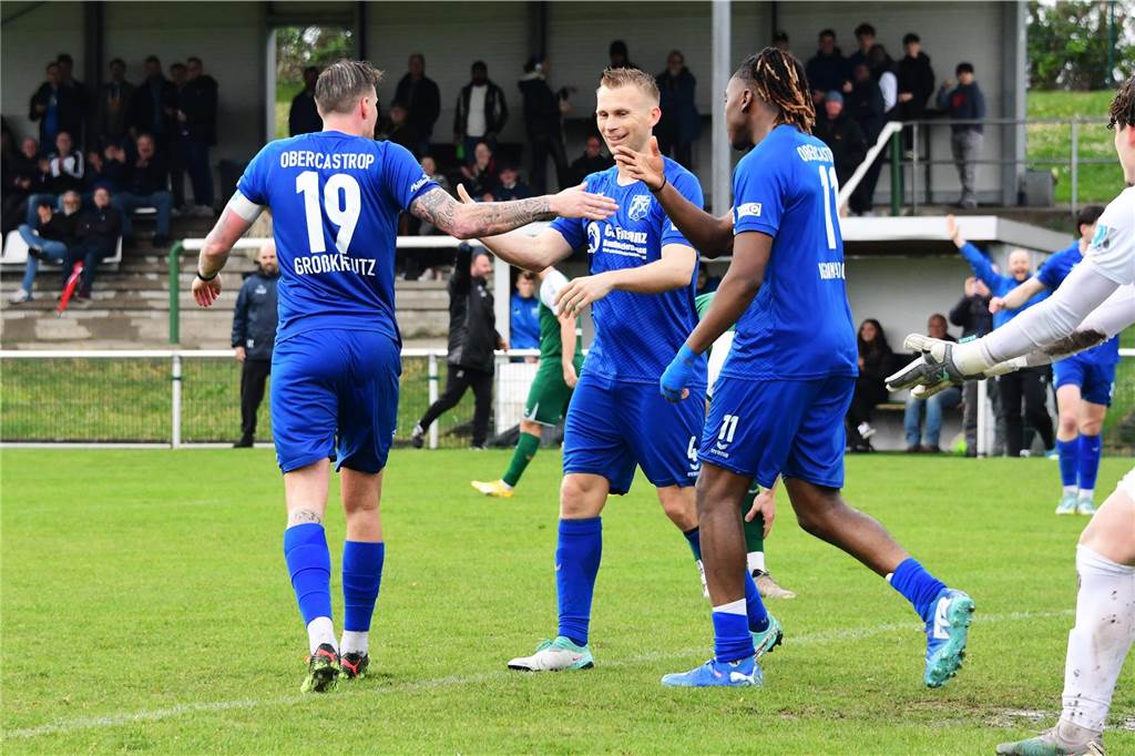 Gewitter-Chaos begleitet Sieg von Wacker beim SV Sodingen: Großkreutz-Show und Dreierpacker Kevin Großkreutz (l.) jubelt mit Florian Gerding und Hattrick-Schütze Brightney Igbinadolor (r.).