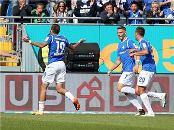 Kevin Großkreutz (l) lässt sich nach seinem zweiten Tor gegen Bielefeld feiern. Foto: Hasan Bratic