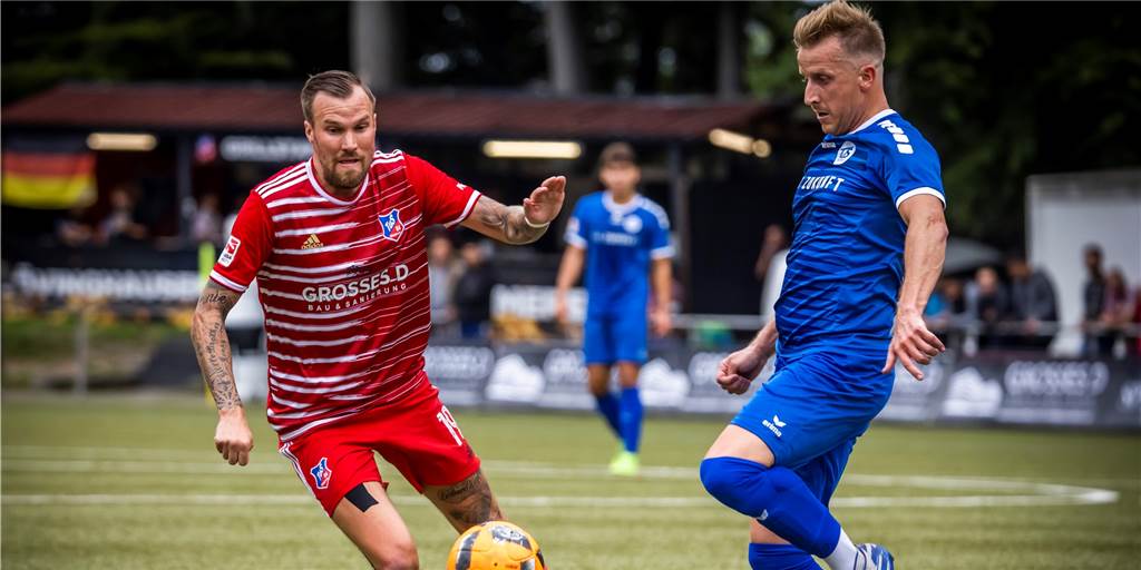 TuS Bövinghausen springt mit Sieg gegen Ennepetal an Spitze - Hier das ganze Spiel im Video Kevin Großkreutz (l.) und der TuS Bövinghausen gewannen gegen den TuS Ennepetal mit Robin Gallus (r.).