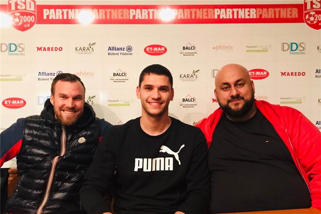 Das Trainer-Duo Reza Hassani und Kevin Großkreutz holt seinen Jungen zu Türkspor Dortmund Kevin Großkreutz (l.) und Reza Hassani (r.) mit Neuzugang Ahmed Ersoy,