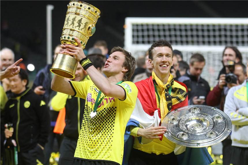 Nach DFB-Pokal-Diebstahl aus Dortmunder Kneipe: Täter bleiben unbestraft Kevin Großkreutz mit dem echten Pokal - eine Kopie wurde aus einer Kneipe gestohlen, die Großkreutz gehört.