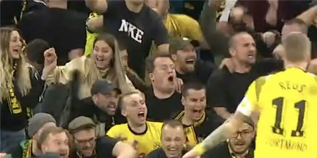 Kevin Großkreutz jubelt mitten im BVB-Block - „Hätte gedacht, es gibt vier, fünf Dinger“ Kevin Großkreutz (Mitte, grüne Cap) jubelt mitten im BVB-Fanblock in Manchester.