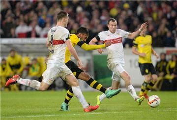 Kevin Großkreutz (r.) kann seinen ehemaligen Mitspieler nicht stoppen, Pierre-Emerick Aubameyang (M.) erzielt das 2:1. 